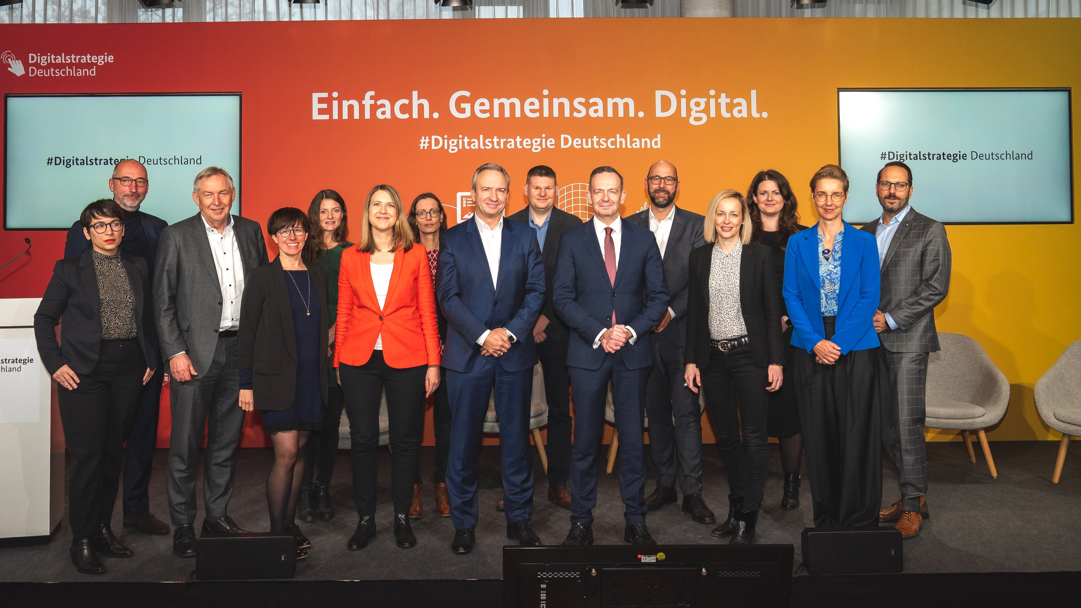 Der Digitalbeirat: Es sind Thomas Koenen, Dr., Susanne Dehmel, Sarah Bäumchen, Alexander Rabe, Sybille Gabler, Reinhold E. Achatz, Louisa Specht-Riemenschneider, Ann Cathrin Riedel, Silvia Hennig, Henning Tillmann, Tyson Barker, Daniel Krupka, Stefan Heumann, Henriette Litta, Julia Kloiber, Christiane Benner, Maren Heltsche, Thomas Fischer, Dr. Bernhard Straub. Sie repräsentieren Wirtschaft, Wissenschaft und Zivilgesellschaft. 