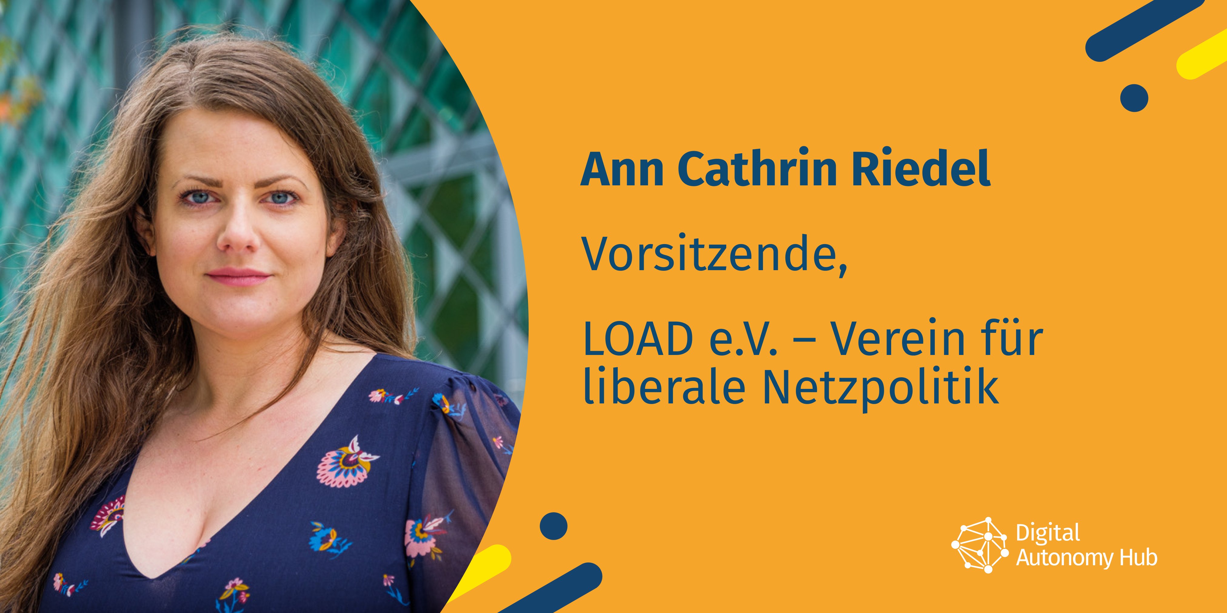 Links Porträt von Ann Cathrin Riedel, rechts Beschreibung: Vorsitzende, LOAD e.V. - Verein für liberale Netzpolitik