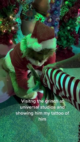 i think he liked it! #grinch #grinchtiktok #grinchmas #universalstudios #grinchuniversalstudios #universalorlando #fyp #funny #merrygrinchmas 