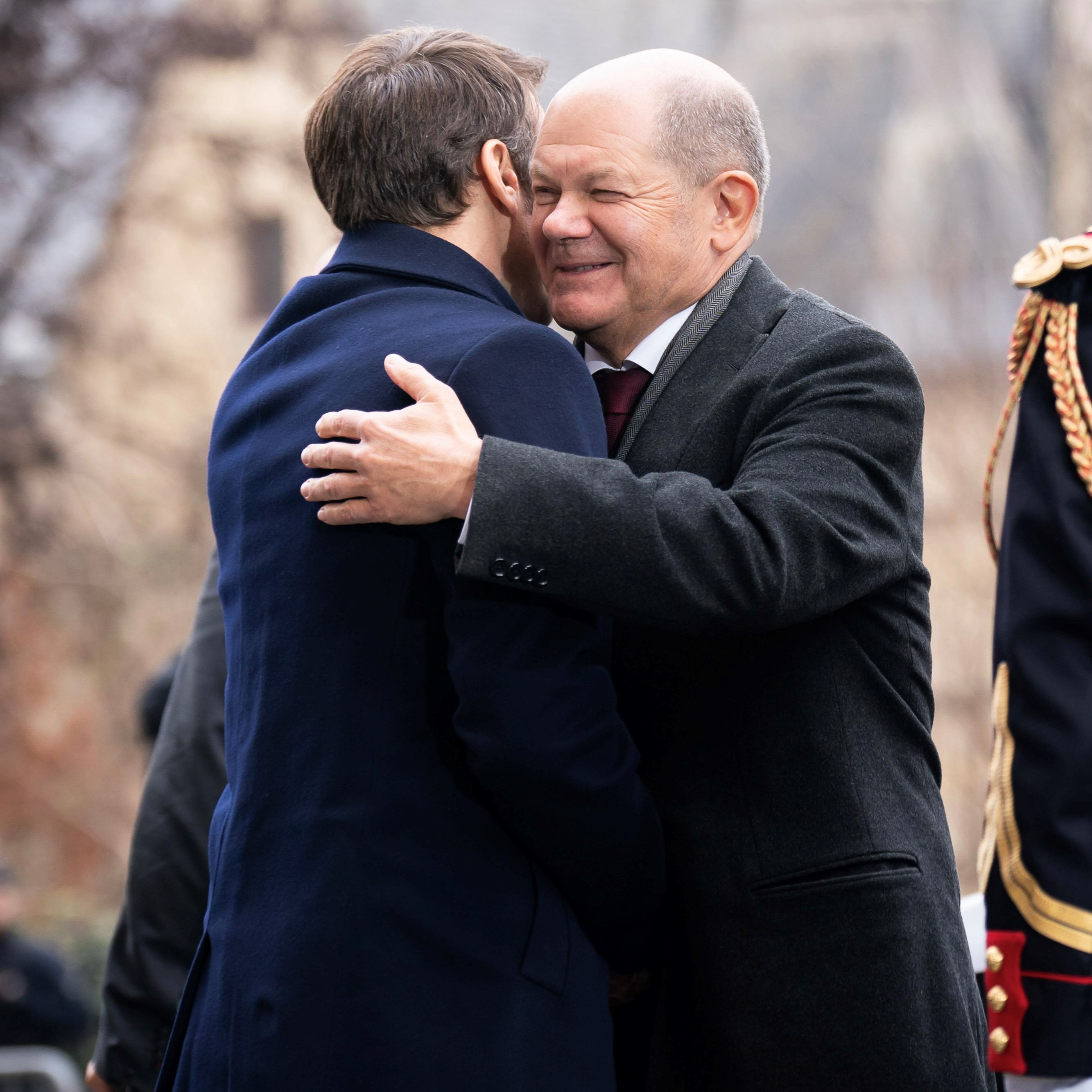 Kanzler Scholz umarmt den französischen Präsidenten Macron zur Begrüßung anlässlich des Festakts 60 Jahre Élysée-Vertrag. 