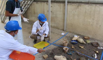 Iraqi cultural heritage professionals practice salvage techniques. 