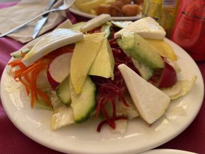 Ensalada con queso de cabra y aguacate