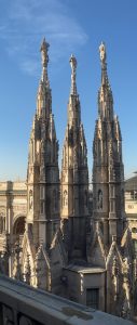 Trio, standing guard, cathedral, Duomo de Milano, Milan, italy