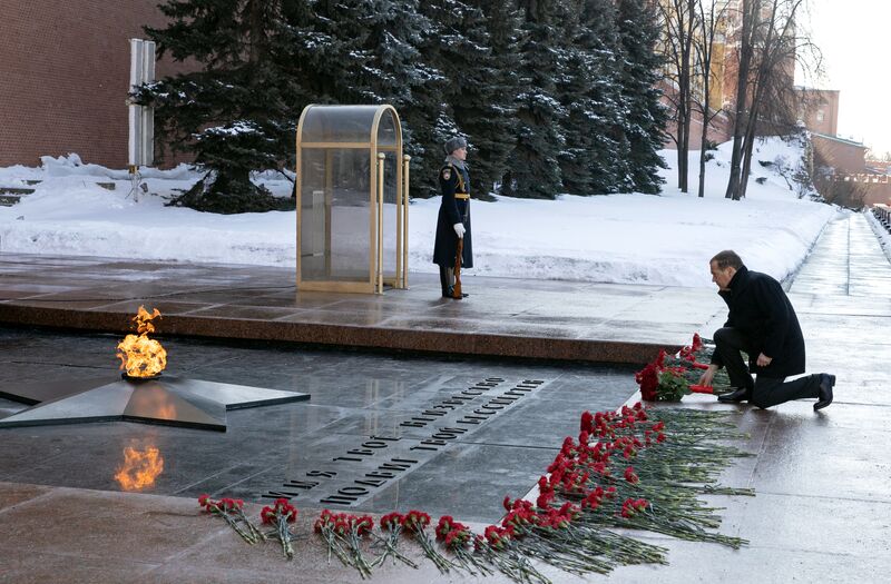 Зампред Совбеза РФ Д. Медведев возложил венок к Могиле Неизвестного Солдата