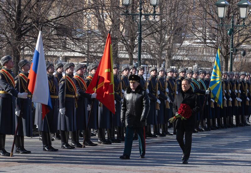 Зампред Совбеза РФ Д. Медведев возложил венок к Могиле Неизвестного Солдата