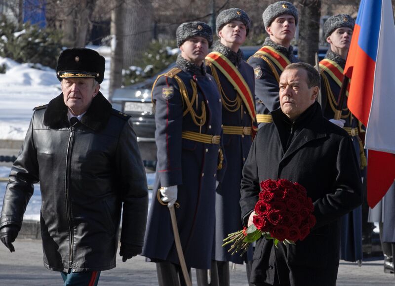 Зампред Совбеза РФ Д. Медведев возложил венок к Могиле Неизвестного Солдата