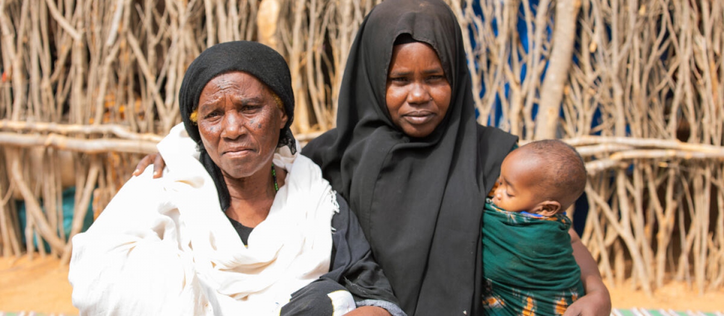 Shamsa Amin Ali, de 38 años, y su madre Muslimo Ali Ibeahim, de 82, llegaron al campamento de Dadaab, en Kenia, en marzo de 2022 tras huir de los efectos de la sequía en Somalia.