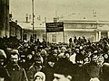 ManifestaciónAFavorDeLaRepúblicaPetrogrado1917--russiainrevolut00jone (cropped).jpg