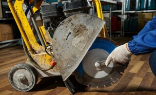 Replace a saw in a floor cutting saw in closeup