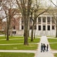 Estudiantes caminan por el campus de la Universidad de Harvard.