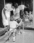 Fizioterapiya olayotgan poliomielit tashxisli bolalar. 1950-yillar.