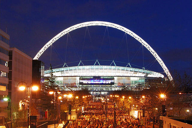 ファイル:Wembley Stadium, illuminated.jpg