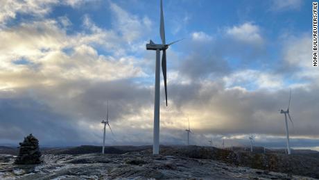FILE PHOTO: A view of the Roan onshore wind farm, as a Norwegian case over indigenous rights continues, in the Fosen region, Norway November 12, 2021. REUTERS/Nora Buli/File Photo