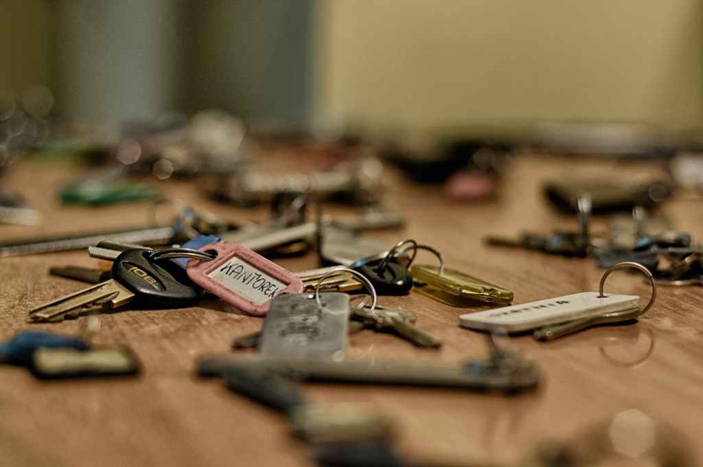 The proper way to add a keyring to authenticate a repository in 2023