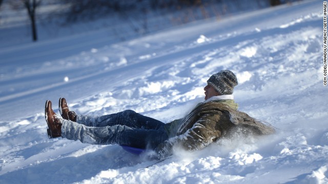 NEW YORK, USA - JANUARY 4: New Yorkers take advantage of closing schools due to the snowstorm hit the north parth of the country. People in New York go to the Central Park and ski with their colorful plastic sleds on January 3, 2014, in New York, USA. (Photo by Cem Ozdel/Anadolu Agency/Getty Images)