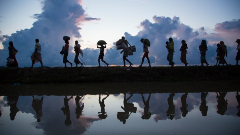 Des réfugiés rohingyas traversent la frontière depuis le Myanmar vers le village de Para Anzuman, au Bangladesh. Octobre 2017. 