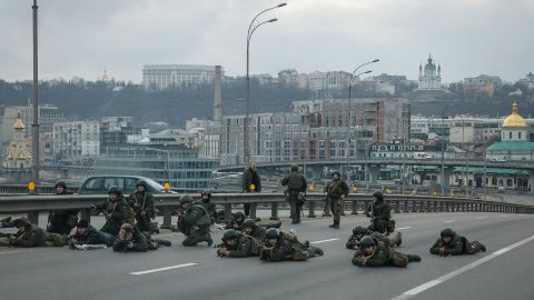 Servicemen of the Ukrainian National Guard take positions in central Kyiv, after Russia launched a massive military operation against Ukraine,  February 25, 2022. REUTERS/Gleb Garanich     TPX IMAGES OF THE DAY