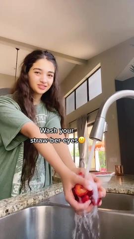 Making a smoothie with GRUMPY LALA 😐 no laughing🥺 #foryou #fyp #viral #grumpy #smoothie #morning created by Lala with Lala's original sound