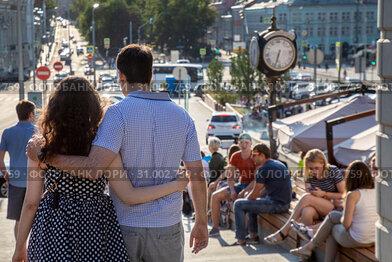 Люди гуляют по пешеходной зоне Петровского бульвара города Москвы в жаркий день