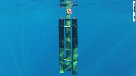 As Seatrec&#39;s float moves between colder and warmer parts of the ocean, material inside the module either melts or solidifies, causing pressure that in turn creates thermal energy and powers the robot&#39;s generator.