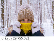 Girl warmed by breathing in the winter forest. Стоковое фото, фотограф Евгений Харитонов / Фотобанк Лори