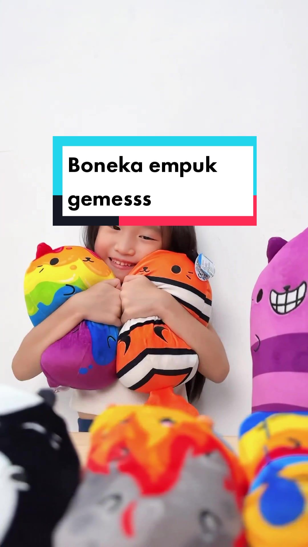 Toyspedia ने Toyspedia के suara asli - Toyspedia के साथ Selain empuk dan lembuttt boneka Cats Vs Pickles ini memiliki banyak sekali warna lhoo😍 #toyspedia #catsvspickles #cats #boneka #fyp #viral #bonekaviral  बनाया