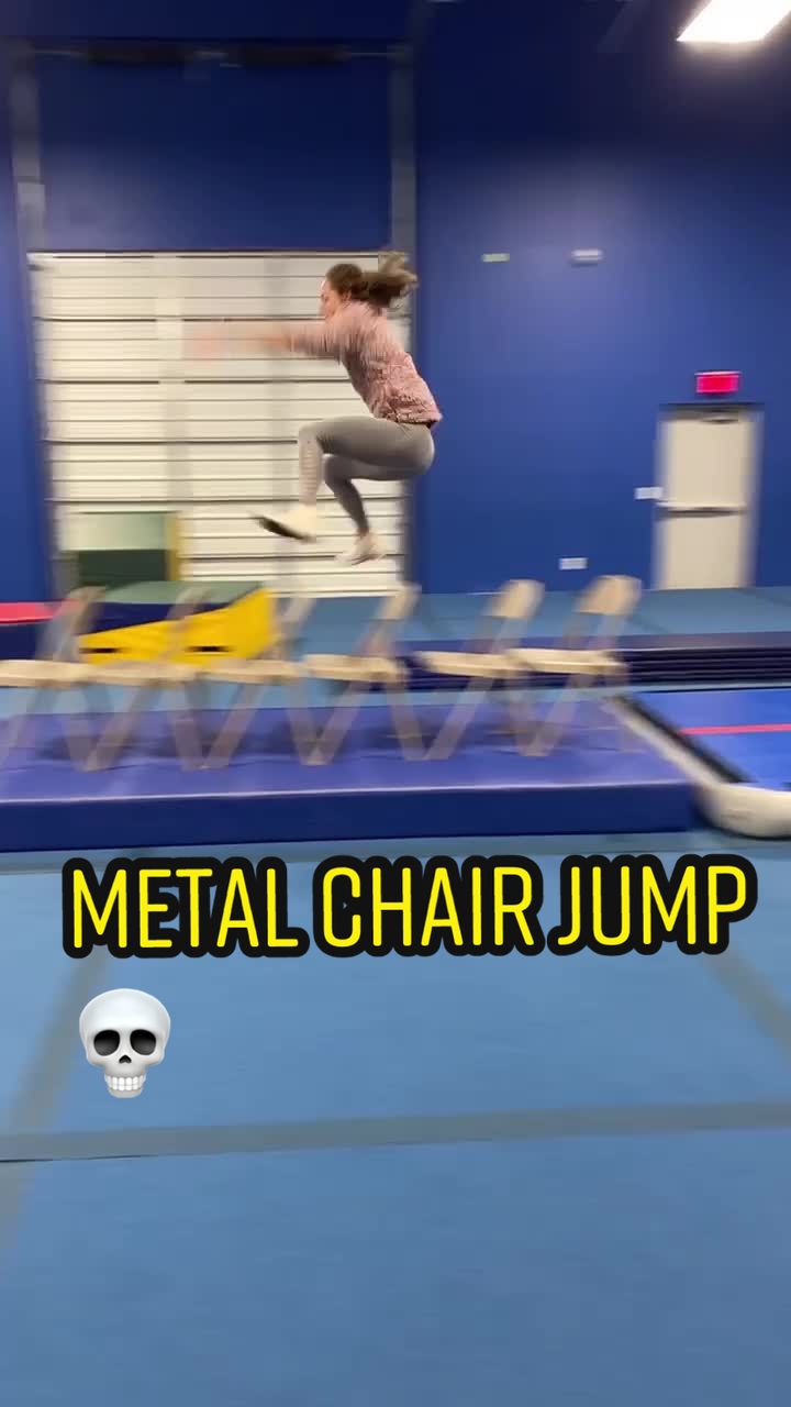 Hitting the chair must have hurt bad! @darionnealy @a.myers97 #flying #ProblemSolved #fyp #challenge #cheer #crazy #hype tekijältä Raul Diaz biisillä original sound artistilta Raul Diaz