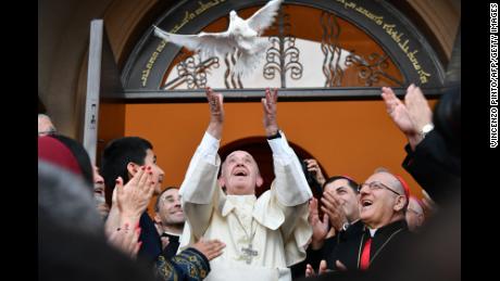 TOPSHOT - Pope Francis (C) releases a dove as a symbol of peace during a meeting with Chaldean community at the Catholic Church of St Simon Bar Sabbae in Tbilisi, on September 30, 2016.
Pope Francis set off on September 30 for Georgia and Azerbaijan on what Vatican officials billed as a mission to promote peace in a troubled part of the world, three months after he visited neighbouring Armenia. / AFP / VINCENZO PINTO        (Photo credit should read VINCENZO PINTO/AFP/Getty Images)