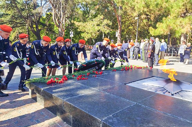 Школьники возложили цветы к могиле Неизвестного солдата.