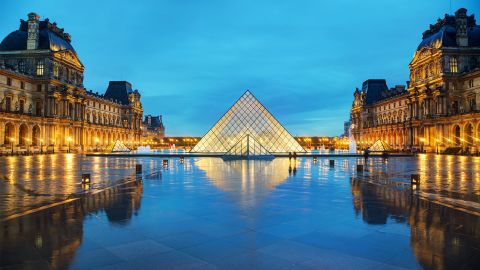 louvre museum paris pyramid