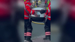 Bomberos ayudan a robots a entregar compras tras quedar atascados