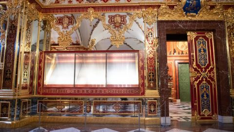 FILED - 29 April 2020, Saxony, Dresden: The display case in the Jewel Room in the Historic Green Vault in the Dresden Palace of the Dresden State Art Collections (SKD), damaged in a break-in. In connection with the jewel theft from the Green Vault in Dresden, the police have arrested one of the wanted twins from the Berlin clan milieu. Photo: Sebastian Kahnert/dpa-Zentralbild/dpa (Photo by Sebastian Kahnert/picture alliance via Getty Images)