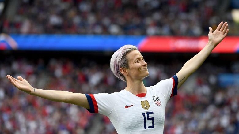 TOPSHOT - United States' forward Megan Rapinoe celebrates scoring her team's first goal during the France 2019 Women's World Cup quarter-final football match between France and United States, on June 28, 2019, at the Parc des Princes stadium in Paris. (Photo by FRANCK FIFE / AFP)        (Photo credit should read FRANCK FIFE/AFP via Getty Images)