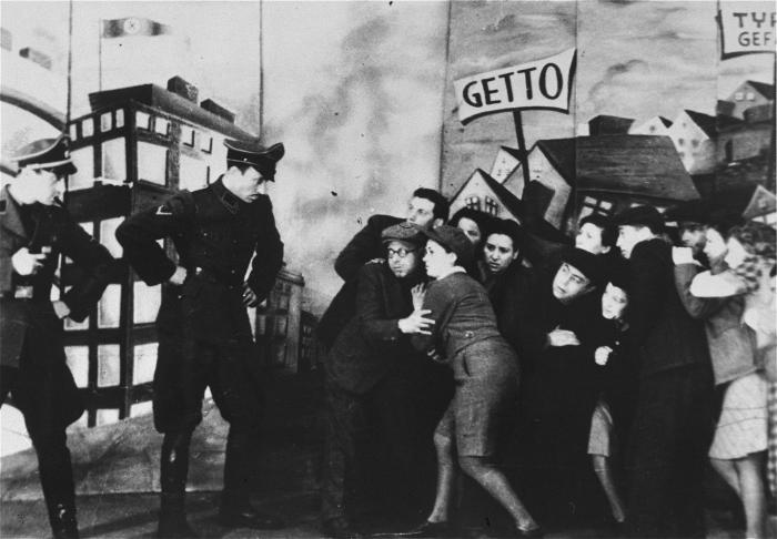 Feder, Sami, photo of Performance of Azoy hot es zikh ongehoybn (This is How it Began), Kazet Theater 1947