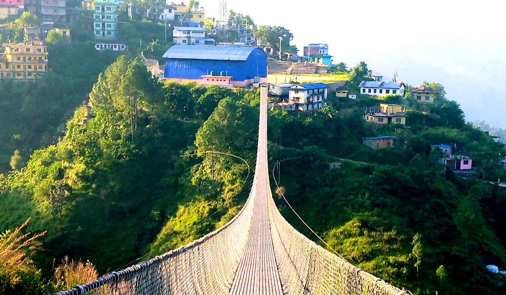 रूकुम पश्चिमको मुसीकोट नगरपालिका–१ बराहाटाकुरादेखि सल्ले जोड्ने झोलुङ्गे पुल। यो पुल बनेपछि वडा नम्बर १ र ३ का स्थानीय बासिन्दालाई खलङ्गादेखि सल्ले वारपार गर्न सहज भएको छ। यो पुल जिल्लाकै लामो पुल समेत हो। यसको लम्बाइ २३७ मिटर रहेको छ। तस्बिर: बलबहादुर ओली ‘बलेन्द्र’/रासस