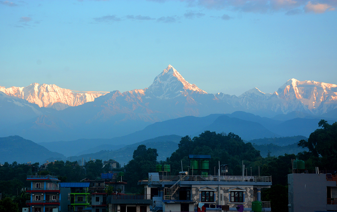 पोखरा महानगरपालिका–२९ भण्डारढिकबाट शुक्रबार बिहान देखिएको माछापुच्छ्रे हिमाल। तस्बिर: रामबहादुर थापा/रासस