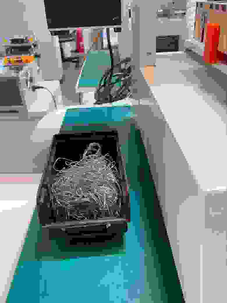 Коробка с испорченным припоем рядом с роботом 