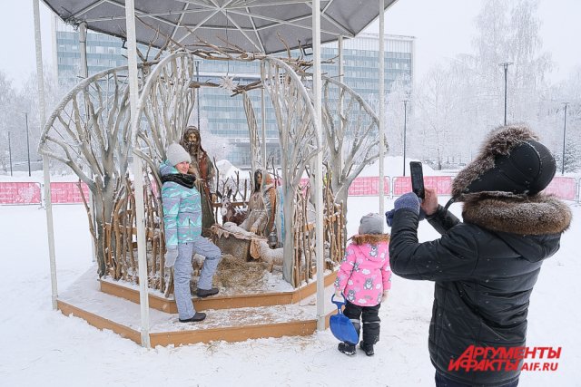 Праздничные мероприятия развернулись в ледовом городке на эспланаде. 