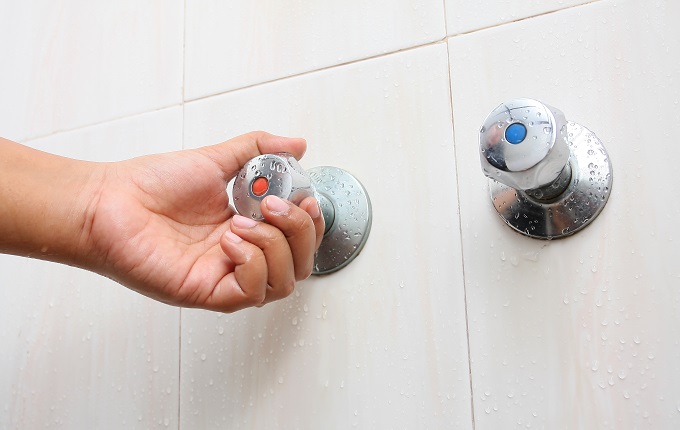 hand turn double faucet in bathroom