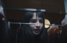 Кадр из фильма «Вампирша-гуманистка ищет добровольца-суицидника»