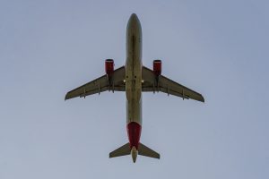 Airbus A320-214 airplane passing over really close.