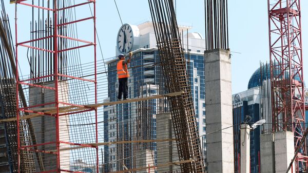 Рабочие  армируют каркас здания торгово-развлекательного центра Грозный молл в Грозном