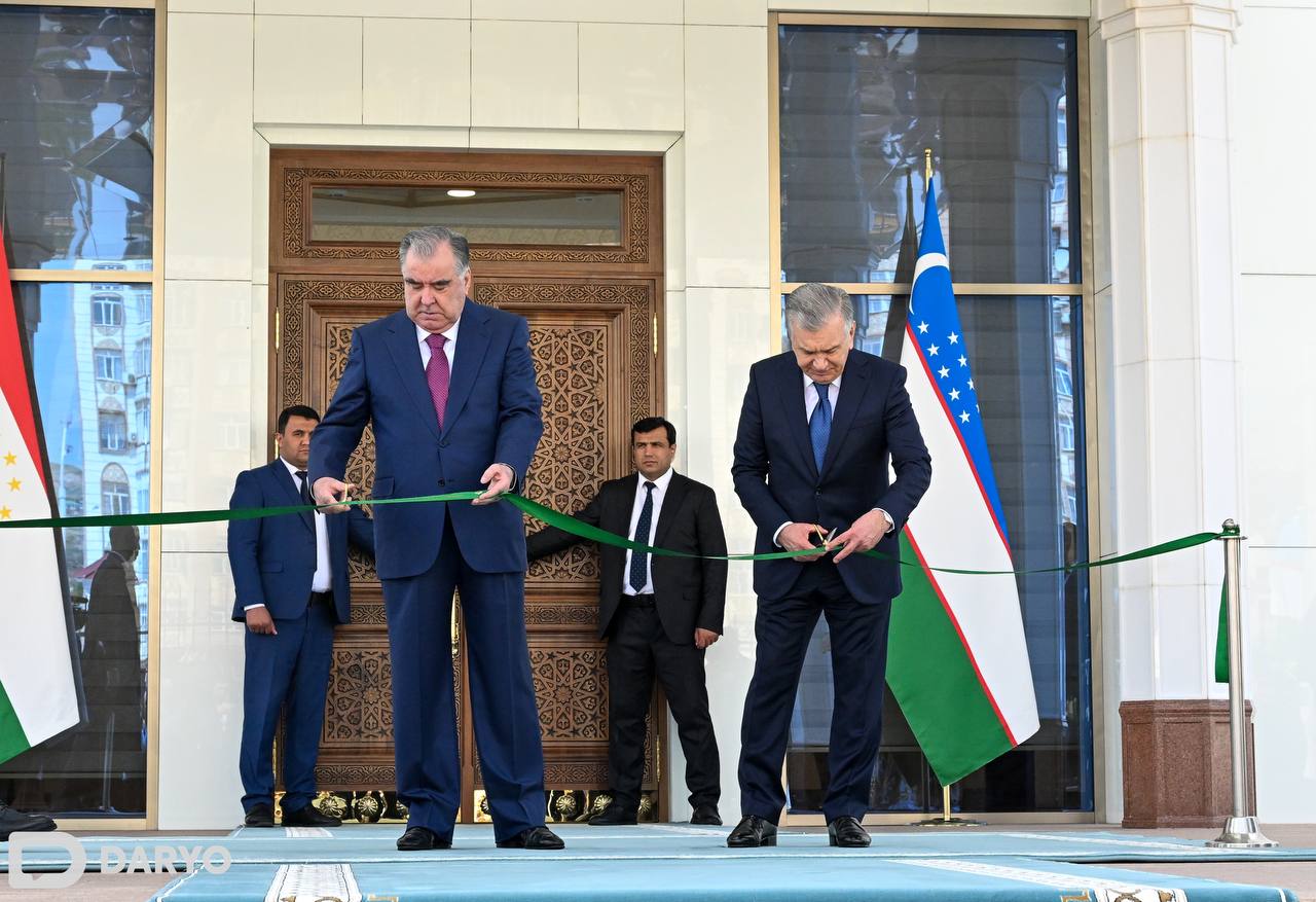 Shavkat Mirziyoyev va Emomali Rahmon O‘zbekistonning Dushanbedagi elchixonasi yangi binosini ochib berdi