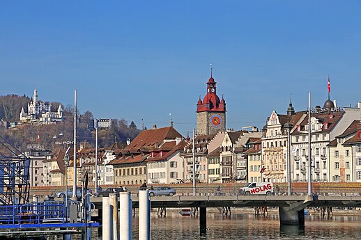 Vue sur le pont "Seebrücker" et sur les bâtiments du Rathausquai, à Lucerne, en Suisse.