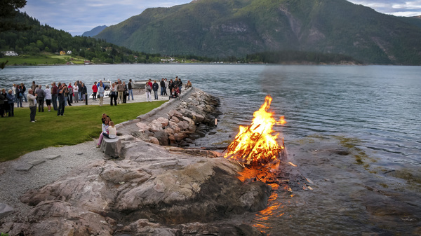 Bålbrenning ved sjøen på Sankthans.