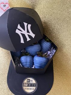 This is a fun Kit, you assemble the hat on your own. It’s perfect for parties! Gifts! Family activity, etc. Baseball Hat Treat Box -LargeSize: 7.43 x 9.4217 pieces total of cardstock*Strawberries are NOT Included*