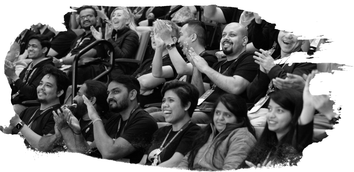 Чёрно-белая фотография восхищенной публики на конференции WordPress.