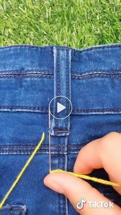 The waistband is big, and the seconds are getting smaller! Sew Ins, Tips Menjahit, Altering Jeans, Simpul Pita, Mending Clothes, Sewing Jeans, Corak Menjahit, Repair Clothes, Sewing Stitches