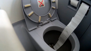 Туалетная бумага в туалете самолета