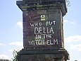 Graffiti am Wychbury Obelisk in Worcestershire, England